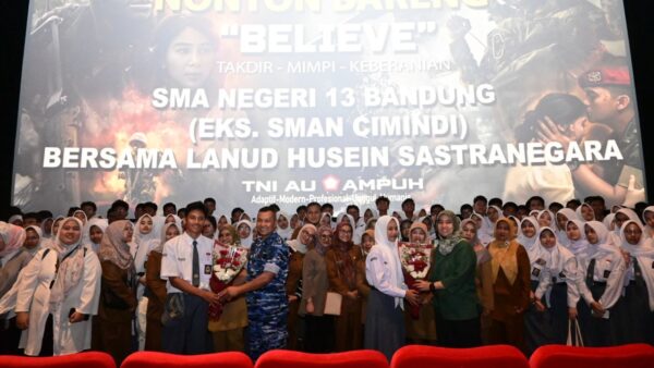 Siswa SMA 13 Bandung Nobar Film Believe Bersama Lanud Husein