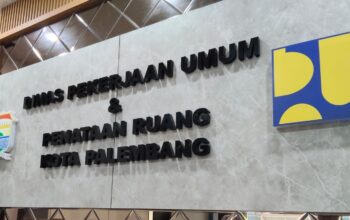 Ilustrasi pengusaha di Palembang mengurus dokumen SLF