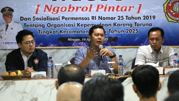 Wakil Wali Kota Tangerang bersama Pemuda Karang Taruna Periuk