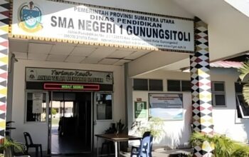 Wakil Kepala Sekolah SMA Negeri 1 Gunungsitoli, Otenieli Halawa, memberikan klarifikasi terkait isu siswa dilarang mengikuti pelajaran karena iuran sekolah.