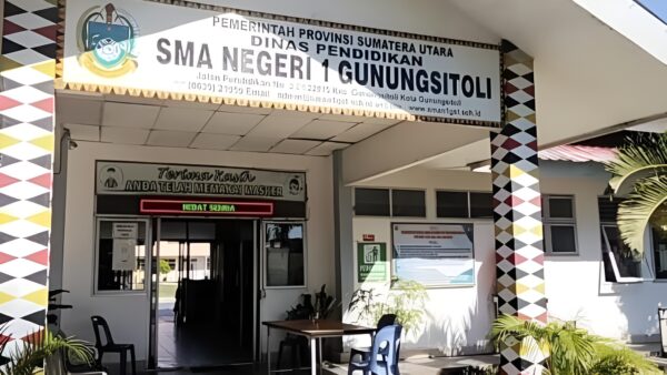 Wakil Kepala Sekolah SMA Negeri 1 Gunungsitoli, Otenieli Halawa, memberikan klarifikasi terkait isu siswa dilarang mengikuti pelajaran karena iuran sekolah.