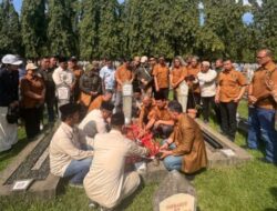 Ziarah ke Makam BM Diah dan Rosihan Anwar, AMKI Menyemai Ingatan Pers Pejuang