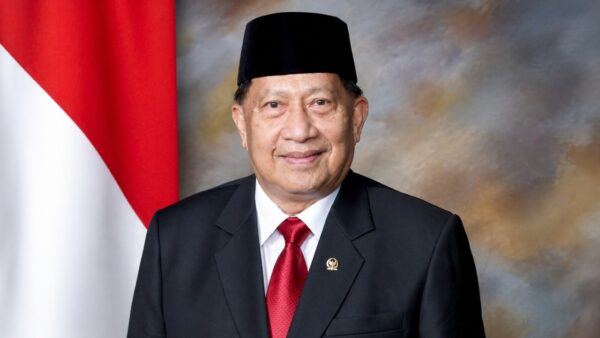 Potret Letjen TNI (Purn.) E.E. Mangindaan, tokoh militer dan mantan Menteri Perhubungan Indonesia.