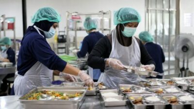 Relawan dapur program MBG di Lebak saat menyiapkan makanan di dapur SPPG.