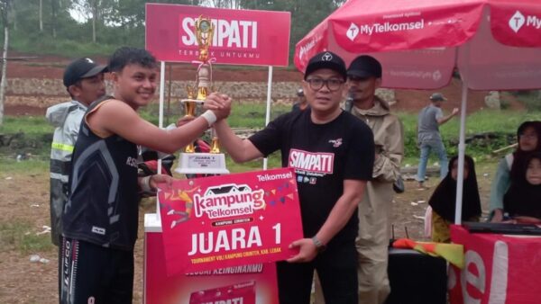 Turnamen voli Lebak di Desa Kadudamas dengan tim Desa Bulakan menjadi juara pertama.