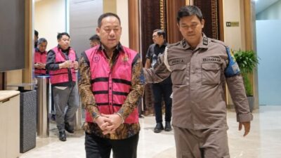 Tim Penyidik Kejaksaan Agung mengusut kasus korupsi izin tambang bauksit di Kalimantan Barat yang menjerat sejumlah tersangka