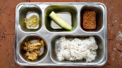 Menu Program Makan Bergizi Gratis di SDN 1 Karoya Lebak yang dikeluhkan guru dan orangtua siswa.