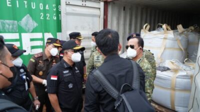 Tim Satgas PKH dan TNI AL memeriksa kontainer mineral Rare Earth di Batam.