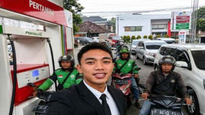 Antrean kendaraan mengisi Pertalite di SPBU Kota Sukabumi akibat tingginya minat masyarakat terhadap BBM bersubsidi.