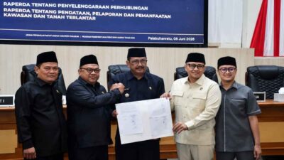 Bupati Sukabumi H. Asep Japar menghadiri rapat paripurna DPRD Kabupaten Sukabumi terkait persetujuan dua raperda strategis tahun 2026.