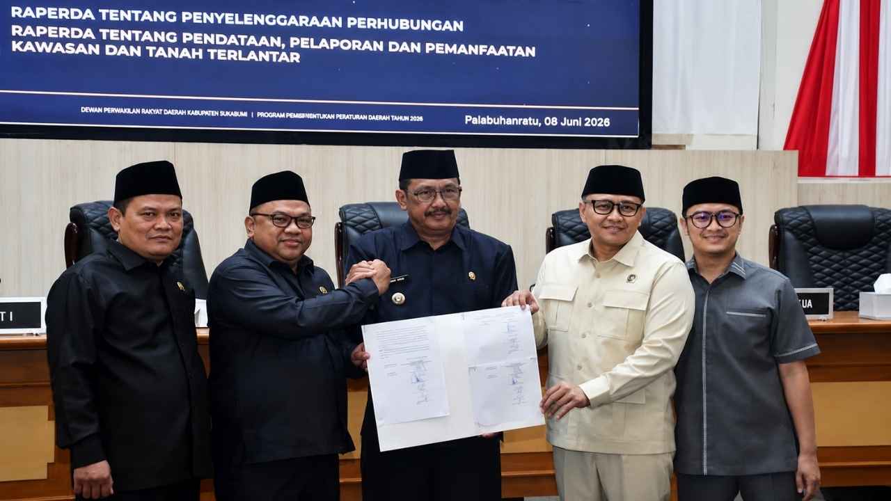 Bupati Sukabumi H. Asep Japar menghadiri rapat paripurna DPRD Kabupaten Sukabumi terkait persetujuan dua raperda strategis tahun 2026.
