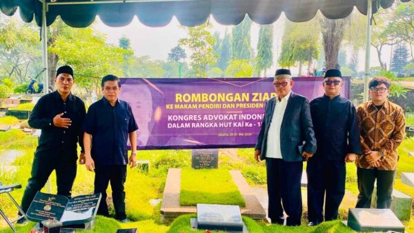 Pengurus dan anggota Kongres Advokat Indonesia (KAI) saat ziarah ke makam pendiri dan tokoh organisasi dalam rangka HUT ke-18 KAI di TPU Tanah Kusir Jakarta.