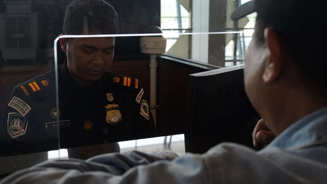 Petugas Imigrasi Soekarno-Hatta melakukan pemeriksaan terhadap WNI yang diduga akan bekerja secara nonprosedural di Kamboja.