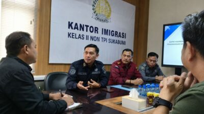 Kasubsi Intelijen Keimigrasian Danil Putra menjelaskan hasil pengawasan dan penindakan terhadap WNA di Sukabumi.