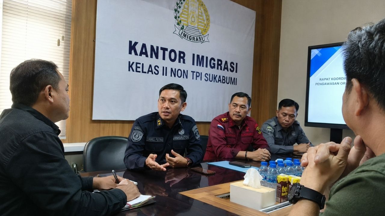 Kasubsi Intelijen Keimigrasian Danil Putra menjelaskan hasil pengawasan dan penindakan terhadap WNA di Sukabumi.