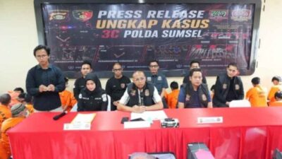 Polda Sumsel menunjukkan tersangka dan barang bukti hasil pengungkapan 123 kasus curat, curas, dan curanmor selama Mei 2026.